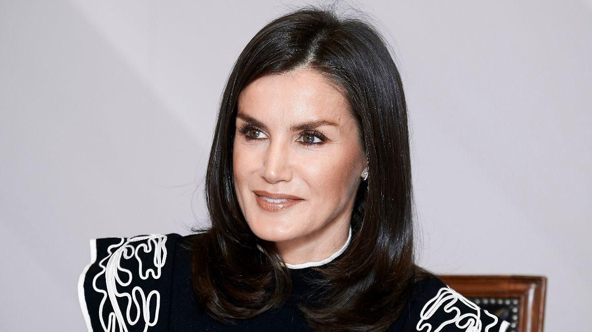 В елегантній синій сукні: королева Летиція продемонструвала строгий образ – фото В елегантній синій сукні: королева Летиція продемонструвала строгий образ – фото