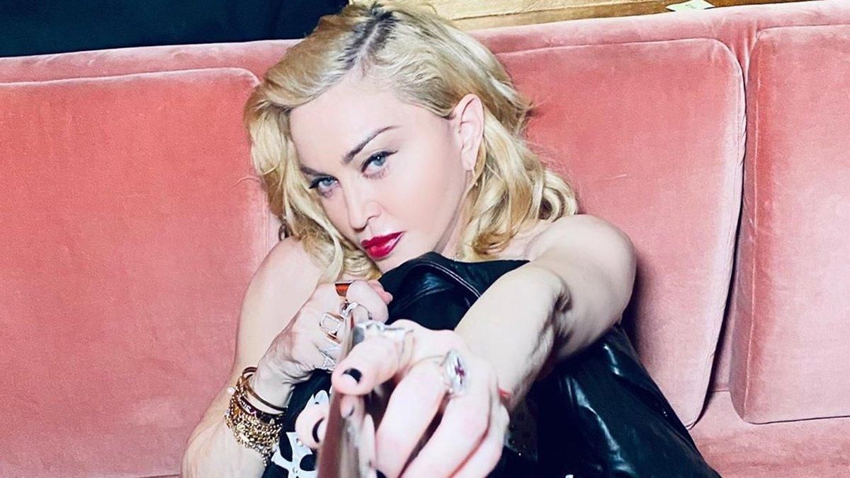 Мадонна взорвала сеть пикантной позой с молодым бойфрендом: горячее фото