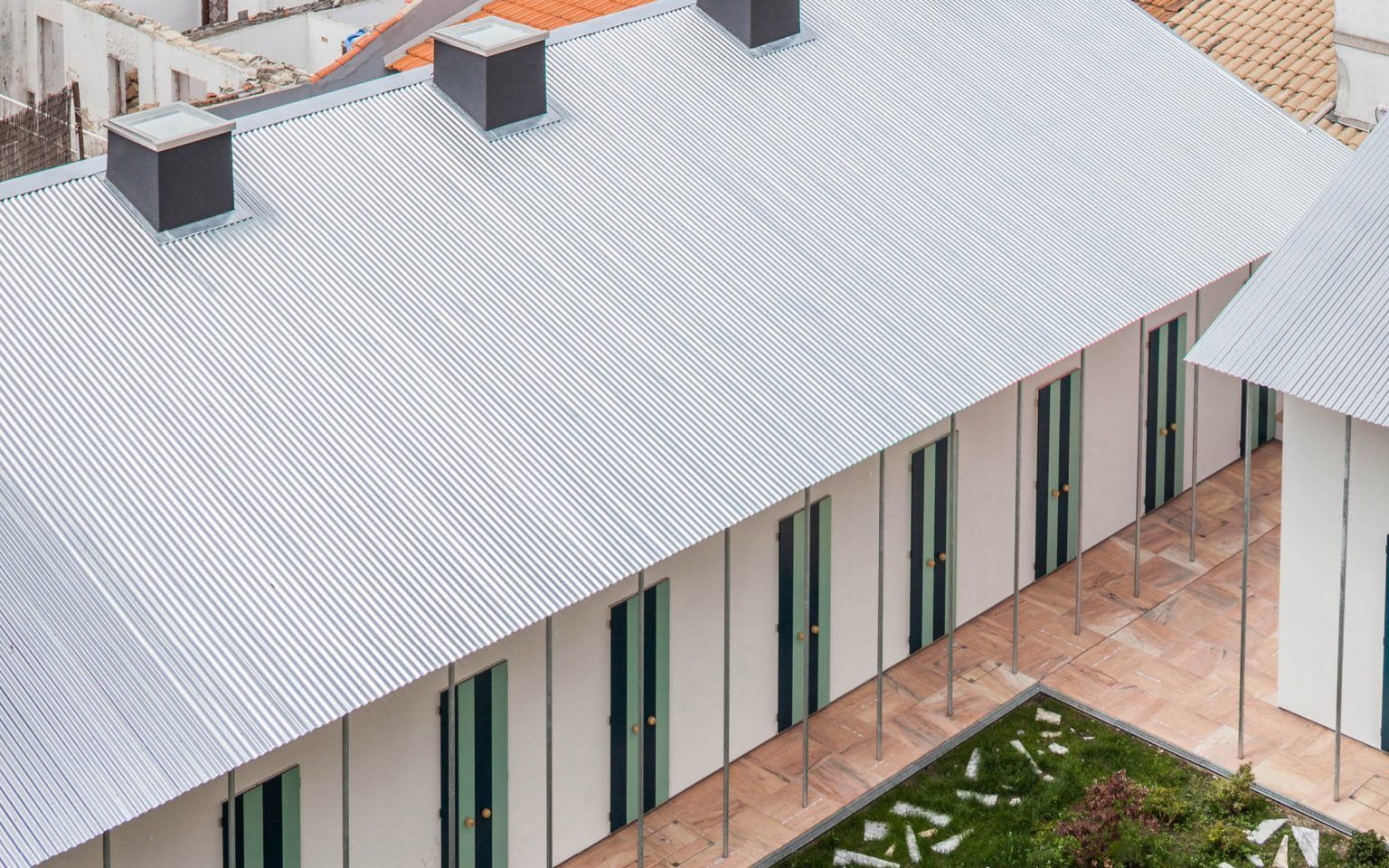 6 бюджетных мини-квартир с идентичным гранитным интерьером: фото из Португалии 6 бюджетных мини-квартир с идентичным гранитным интерьером: фото из Португалии