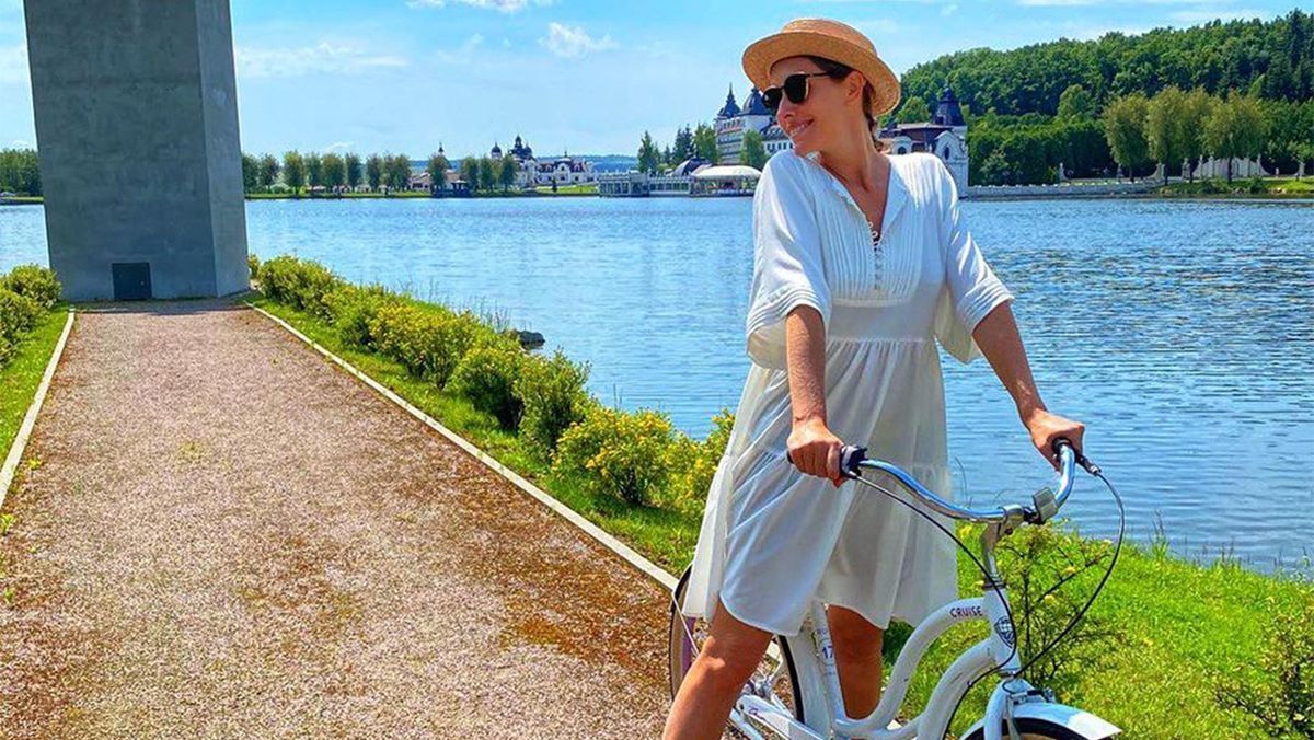 У білій сукні: Катя Осадча поділилася яскравими світлинами з велосипедної прогулянки