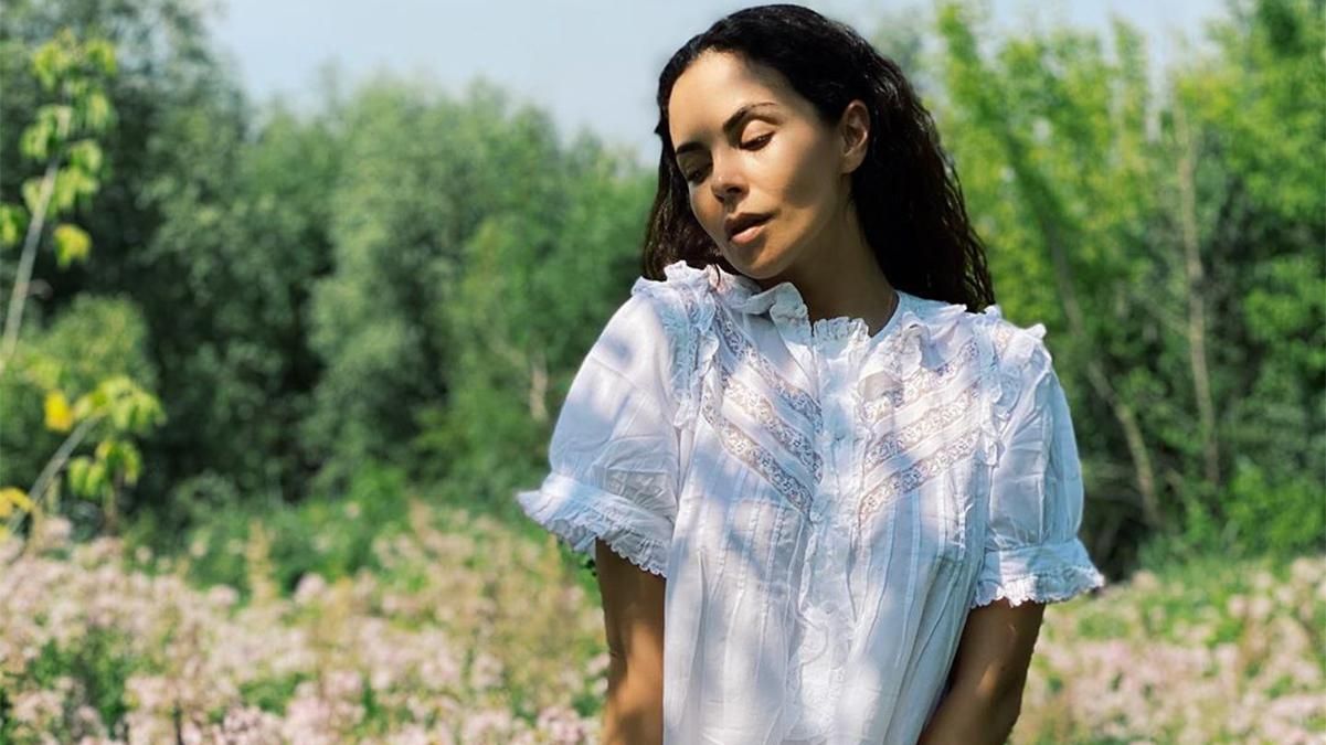 У вишиваній сукні: Настя Каменських зачарувала красою на тлі природи – мальовничі фото У вишиваній сукні: Настя Каменських зачарувала красою на тлі природи – мальовничі фото