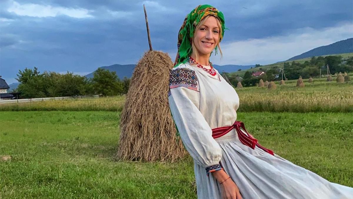В бойковском наряде Леся Никитюк очаровала красотой на фоне живописных Карпат – фото