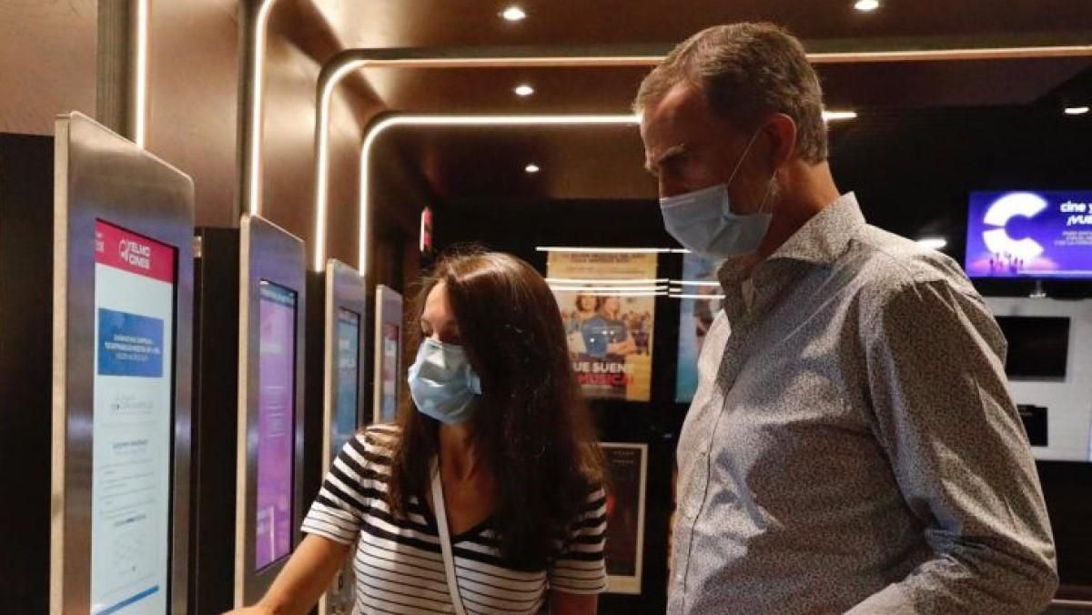 Король та королева Іспанії сходили в кінотеатр: яке вбрання обрала Летиція Король та королева Іспанії сходили в кінотеатр: яке вбрання обрала Летиція