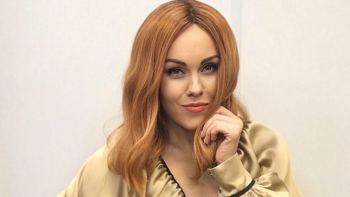 В облегающем мини-платье: беременная Alyosha показала обольстительный образ на фоне Киева – фото В облегающем мини-платье: беременная Alyosha показала обольстительный образ на фоне Киева – фото