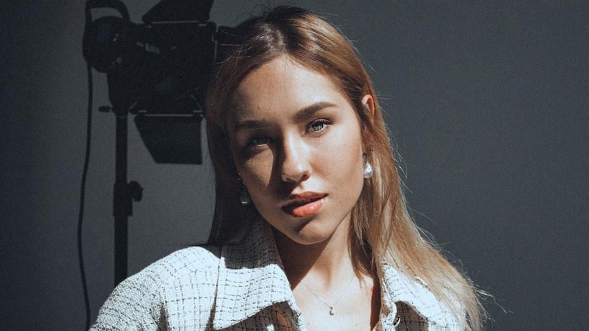 С сумкой за 100 тысяч гривен: Даша Квитковая показала стильный летний образ – фото С сумкой за 100 тысяч гривен: Даша Квитковая показала стильный летний образ – фото