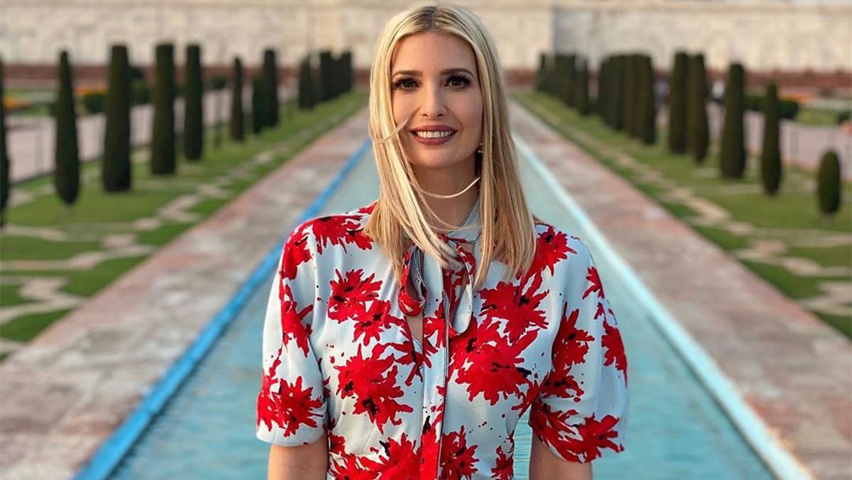 У білій блузці та джинсах: Іванка Трамп показала стильний варіант повсякденного образу – фото У білій блузці та джинсах: Іванка Трамп показала стильний варіант повсякденного образу – фото