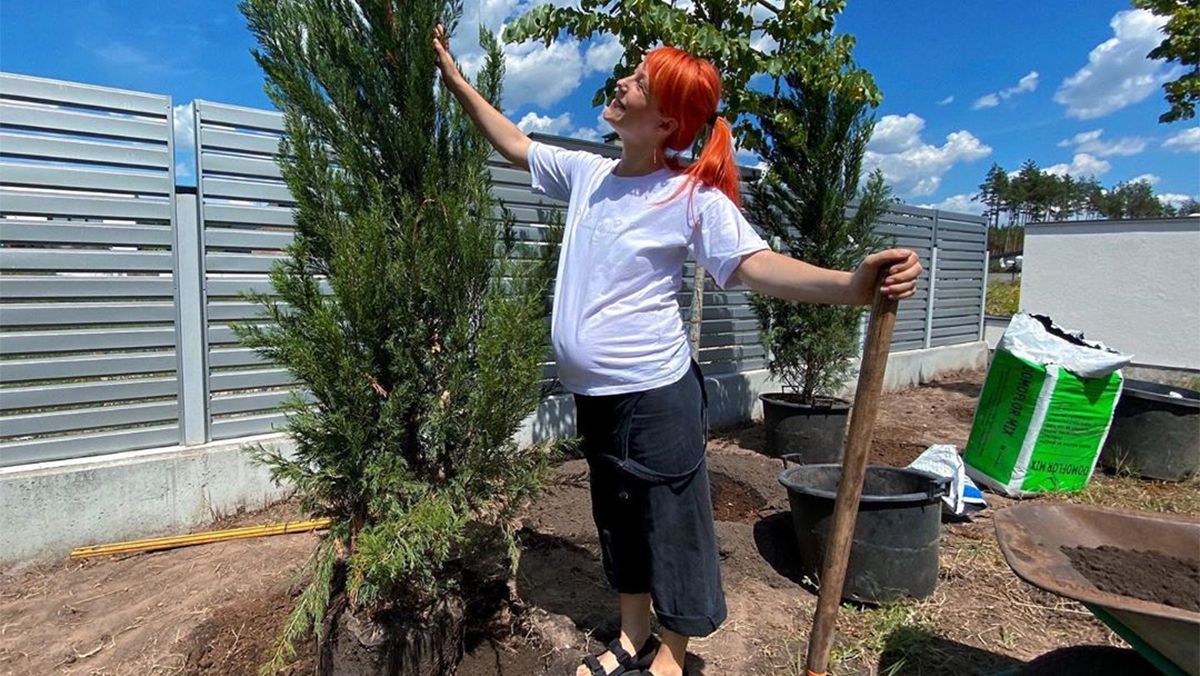 Беременная Светлана Тарабарова показала, как сажает деревья в собственном саду: фото