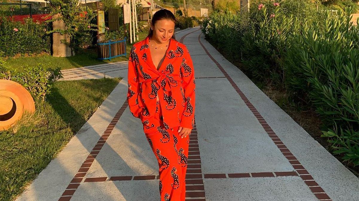 В ярком костюме: беременная Илона Гвоздева отправилась в Турцию – живописные фото В ярком костюме: беременная Илона Гвоздева отправилась в Турцию – живописные фото