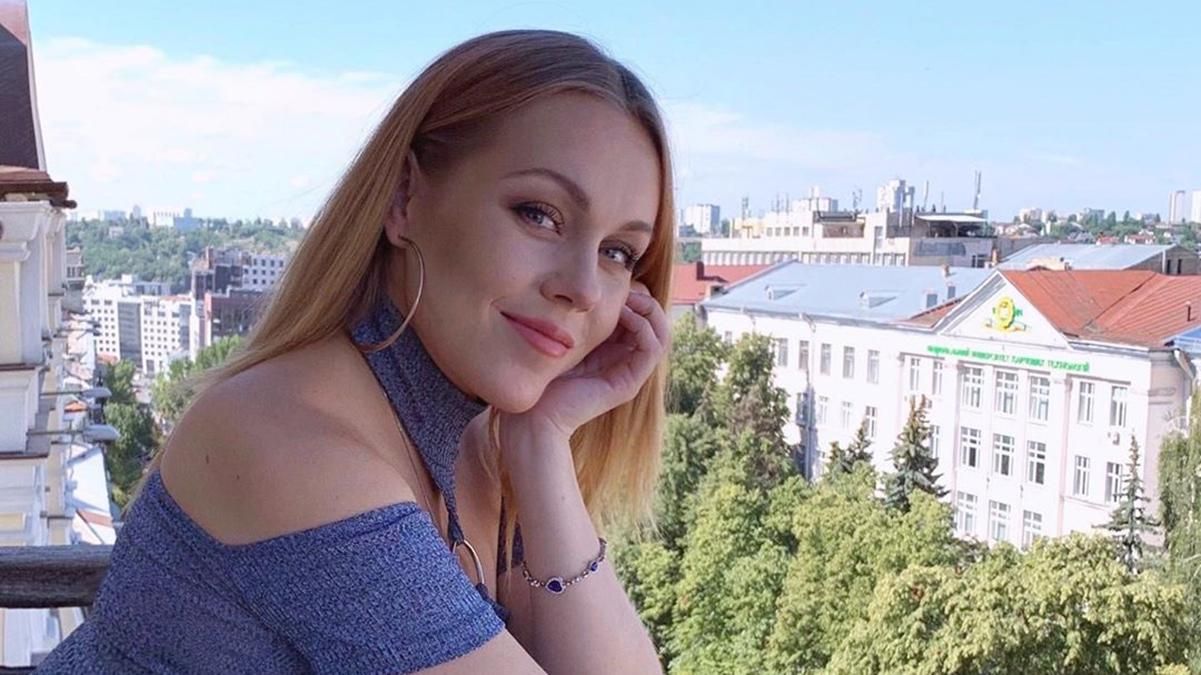 У яскравій мінісукні: вагітна Alyosha показала кімнату для майбутньої донечки – відео У яскравій мінісукні: вагітна Alyosha показала кімнату для майбутньої донечки – відео