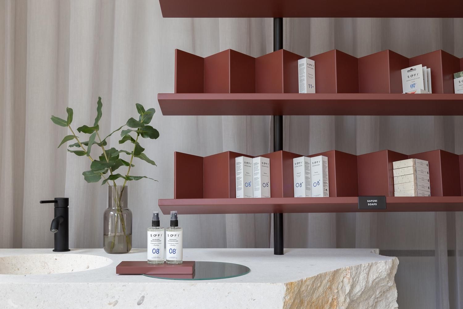 Между нами, девочками – мраморный дизайн для магазина натуральной косметики в Сербии: фото Между нами, девочками – мраморный дизайн для магазина натуральной косметики в Сербии: фото