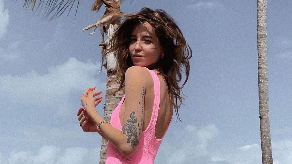 В блестящем топе: Надя Дорофеева вызывающе проехалась в метро – видео В блестящем топе: Надя Дорофеева вызывающе проехалась в метро – видео