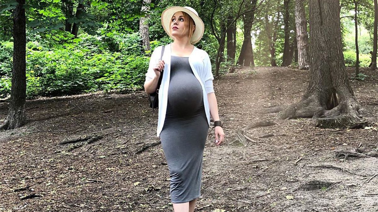В обтислій сукні: вагітна Alyosha показала чималий животик у звабливому вбранні – фото