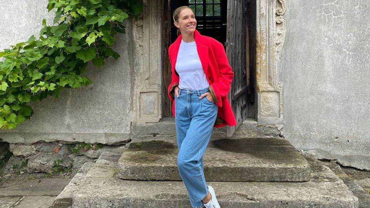 У джинсах та червоному піджаку: Катя Осадча показала стильний образ у незвичній локації – фото 
