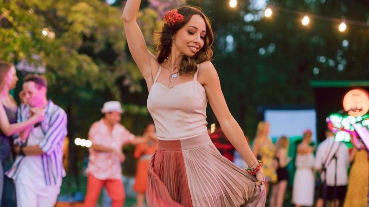 В блестящем красном платье: Екатерина Кухар поразила эффектным образом – игривое видео В блестящем красном платье: Екатерина Кухар поразила эффектным образом – игривое видео