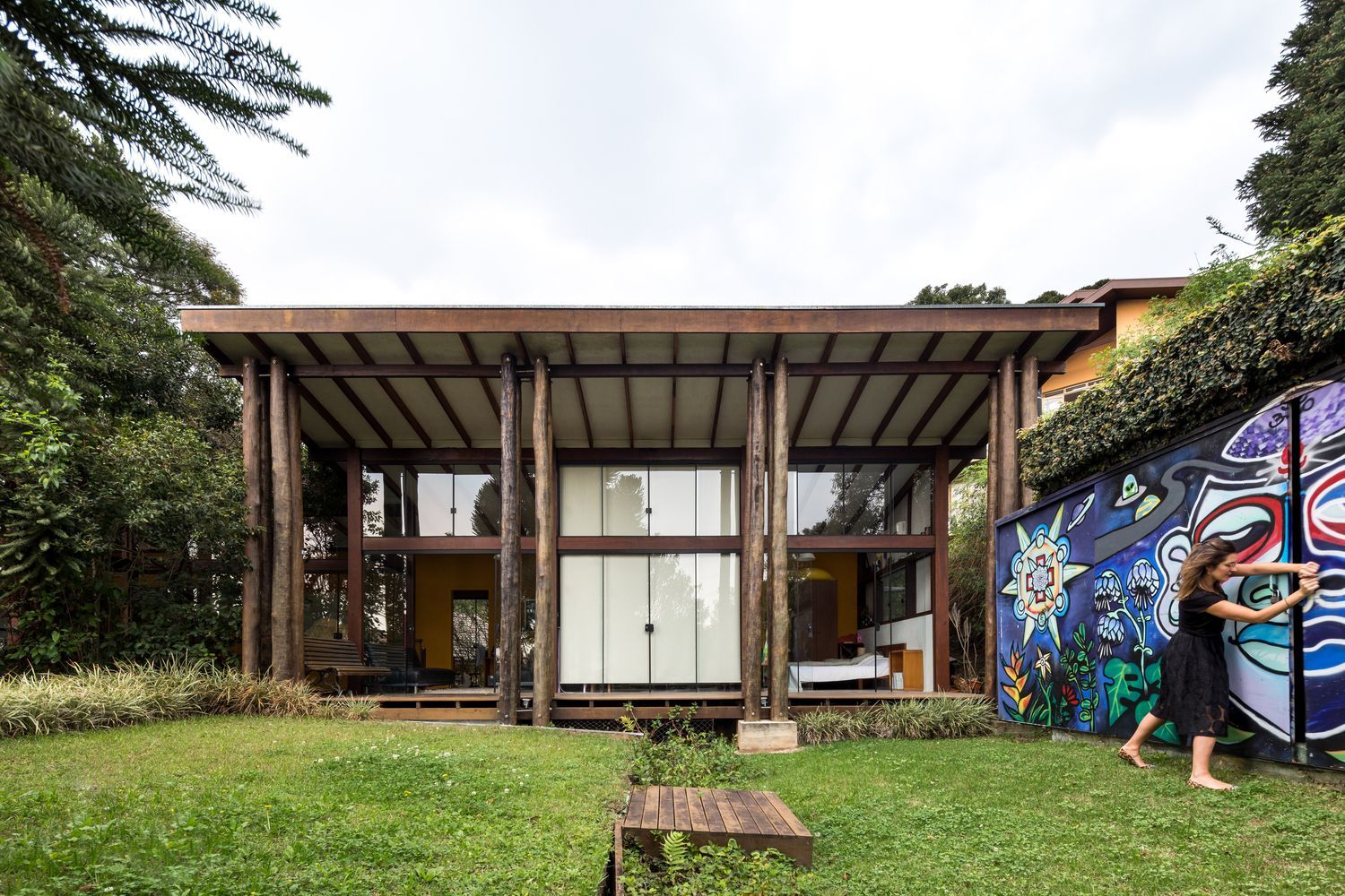 Жовта кухня  та стильний гараж: фото дерев'яного будинку з Бразилії
