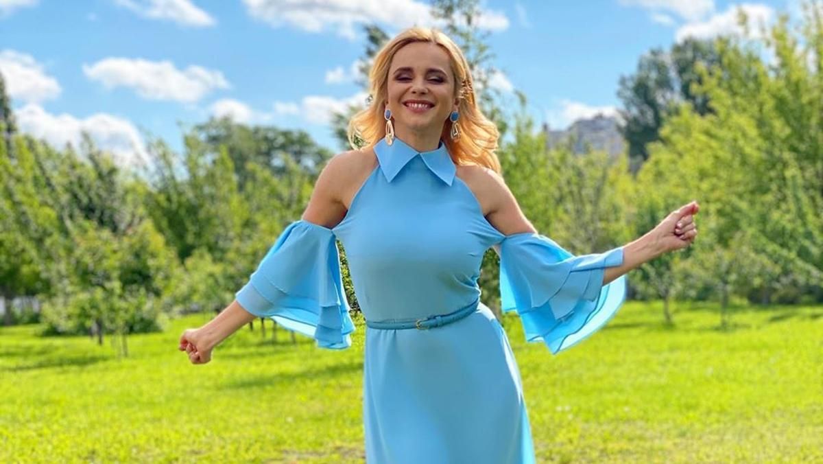 У білій сукні: Лілія Ребрик підкорила бездоганним літнім образом – фото У білій сукні: Лілія Ребрик підкорила бездоганним літнім образом – фото