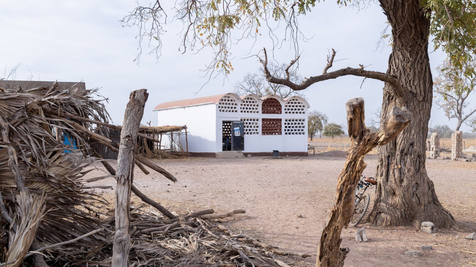В Сенегале построили больницу, однако местные обустроили там школу – фото