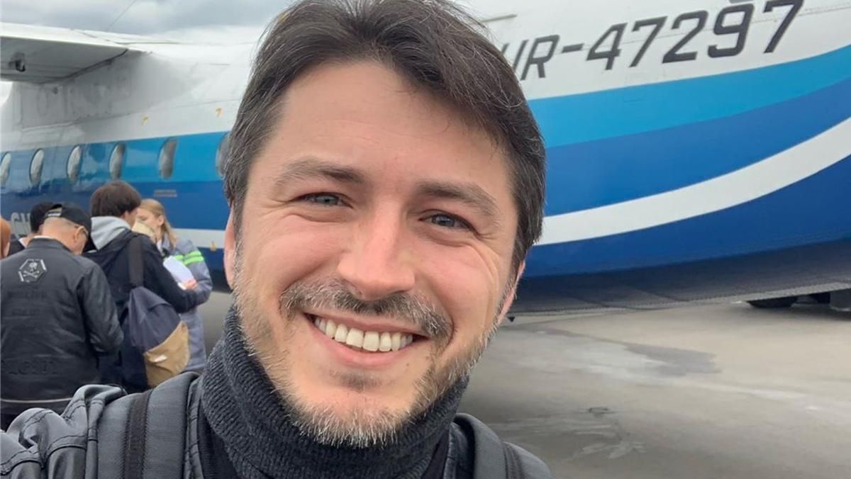 Людей куча: Сергей Притула в защитной маске поделился впечатлениями от перелета – фото Людей куча: Сергей Притула в защитной маске поделился впечатлениями от перелета – фото