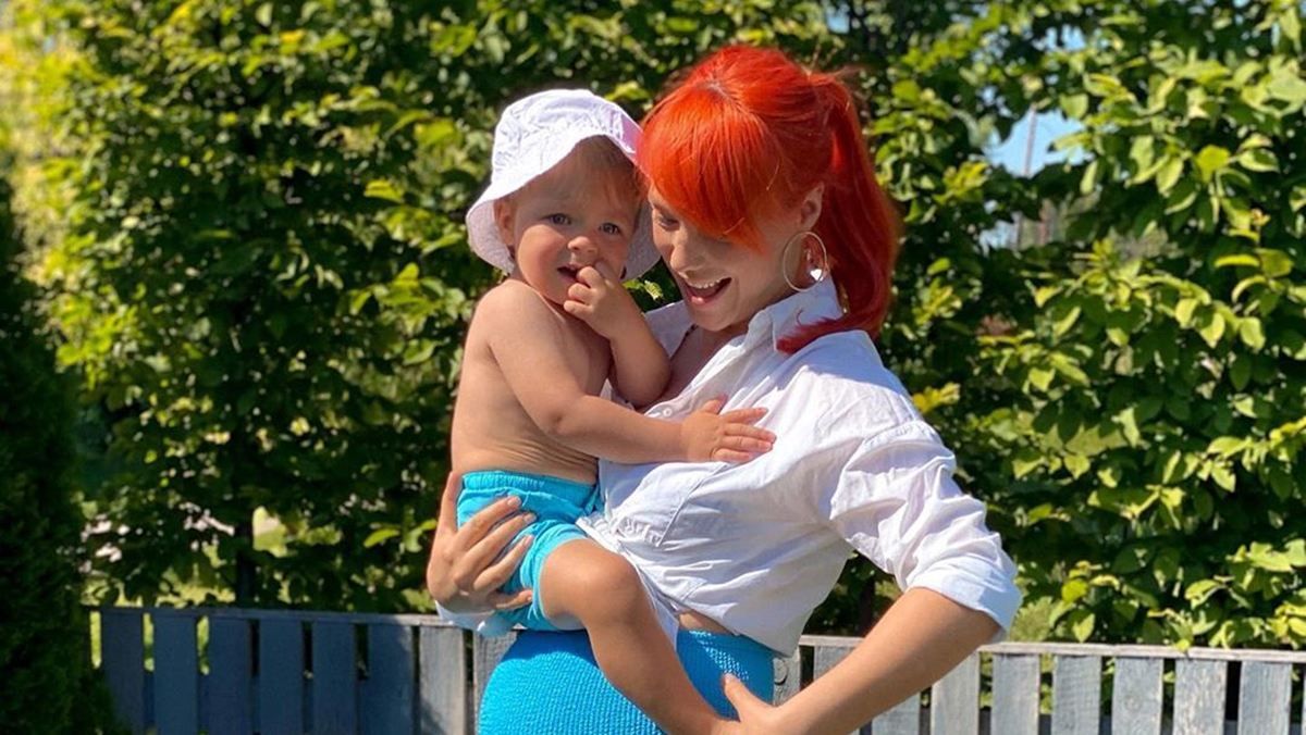 Беременная Светлана Тарабарова показала, как промокла под дождем с сыном и мужем – милые фото Беременная Светлана Тарабарова показала, как промокла под дождем с сыном и мужем – милые фото