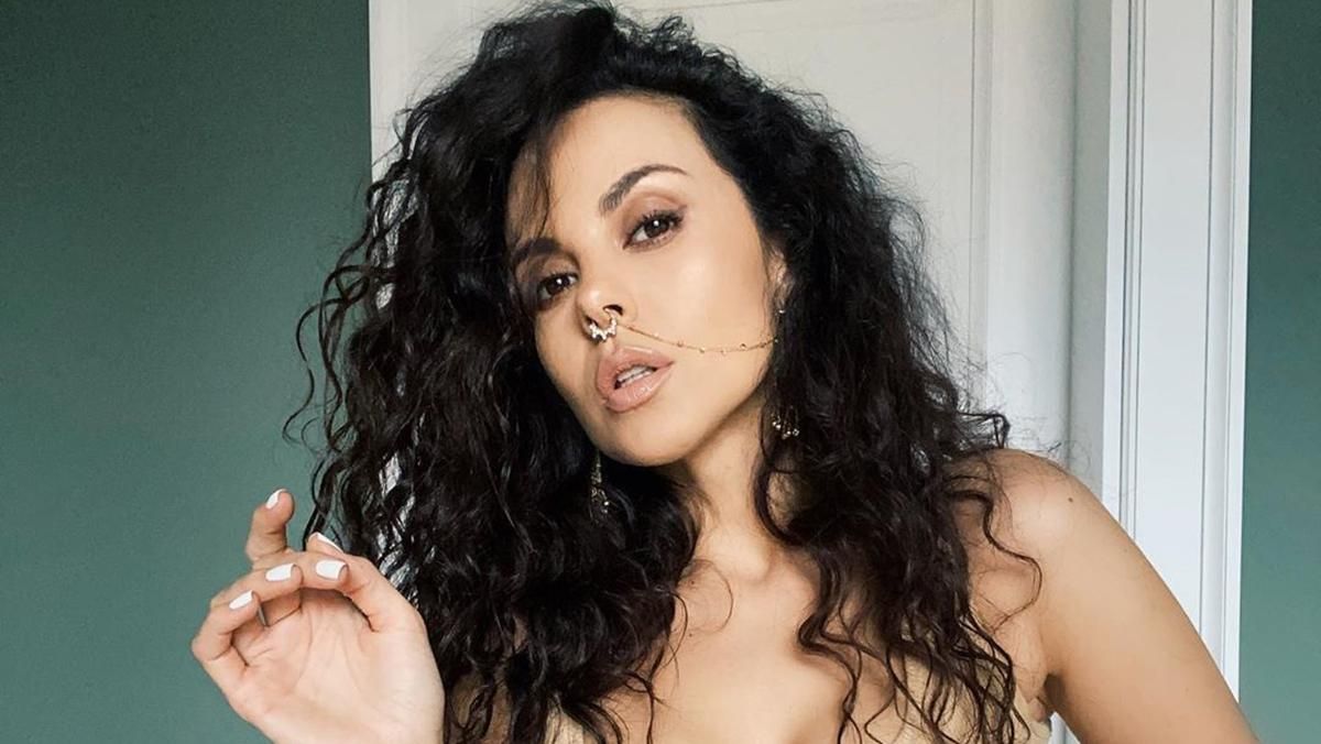 В мини-юбке: Настя Каменских показала стильный повседневный образ – видео В мини-юбке: Настя Каменских показала стильный повседневный образ – видео