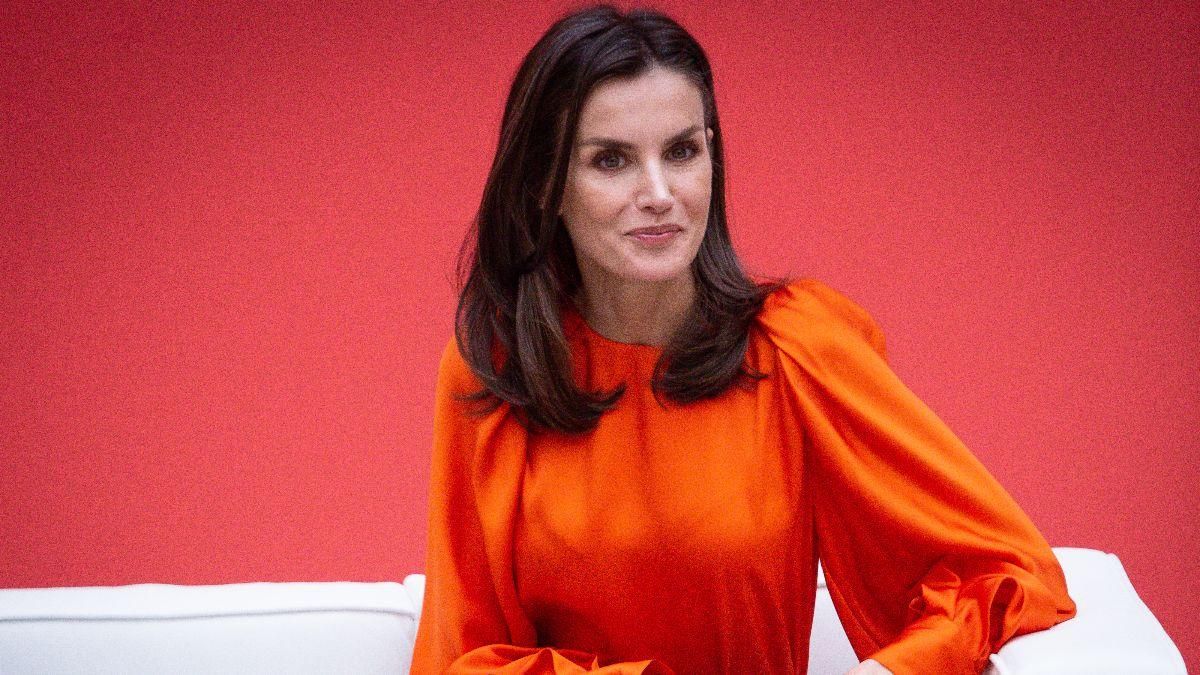 В платье с тропическим принтом: королева Летиция показала изысканный летний образ – фото В платье с тропическим принтом: королева Летиция показала изысканный летний образ – фото