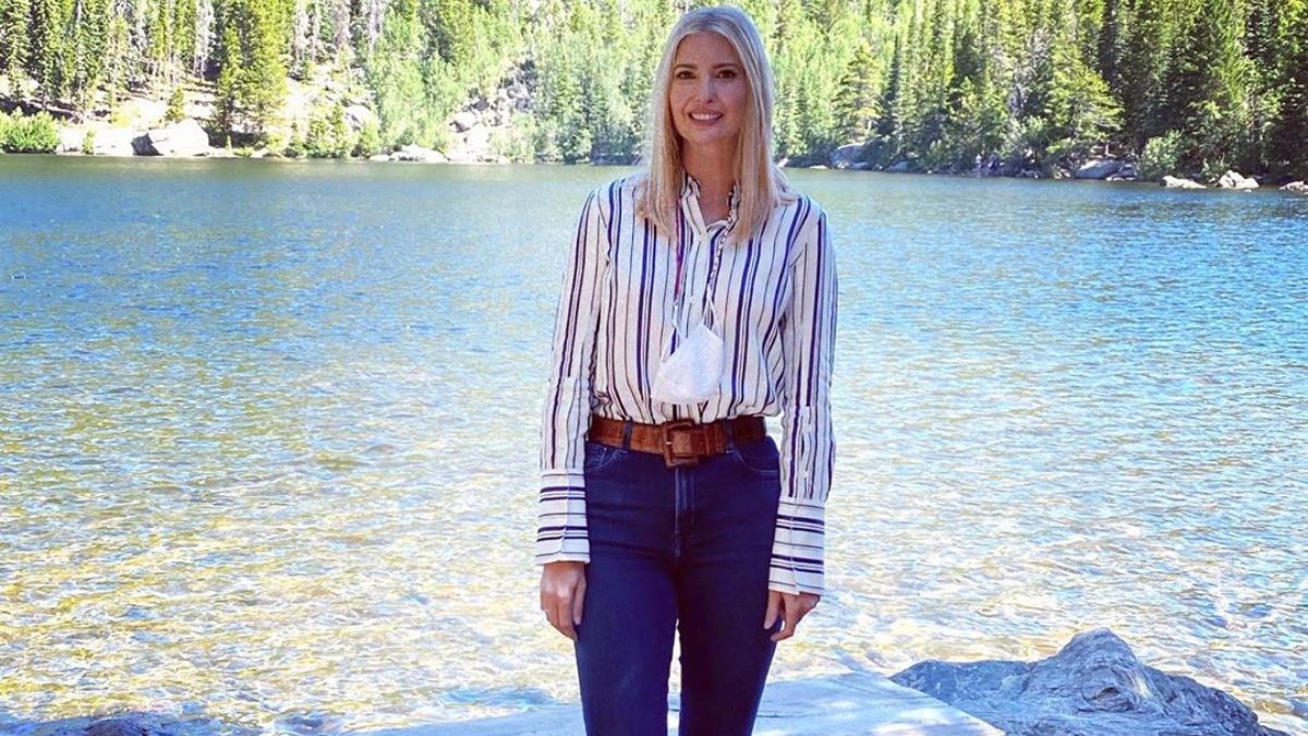 У джинсах-скіні та смугастій сорочці: бездоганний повсякденний образ Іванки Трамп – фото У джинсах-скіні та смугастій сорочці: бездоганний повсякденний образ Іванки Трамп – фото