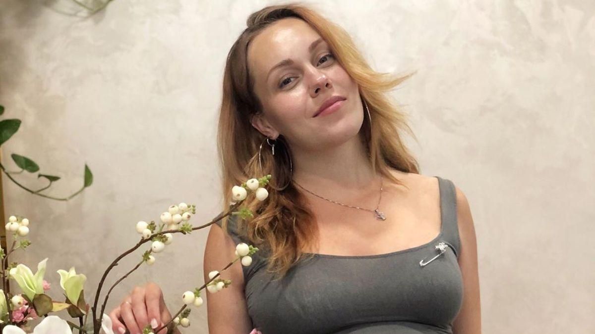 Беременная Alyosha показала немалый животик и умилила сеть забавными фото Беременная Alyosha показала немалый животик и умилила сеть забавными фото
