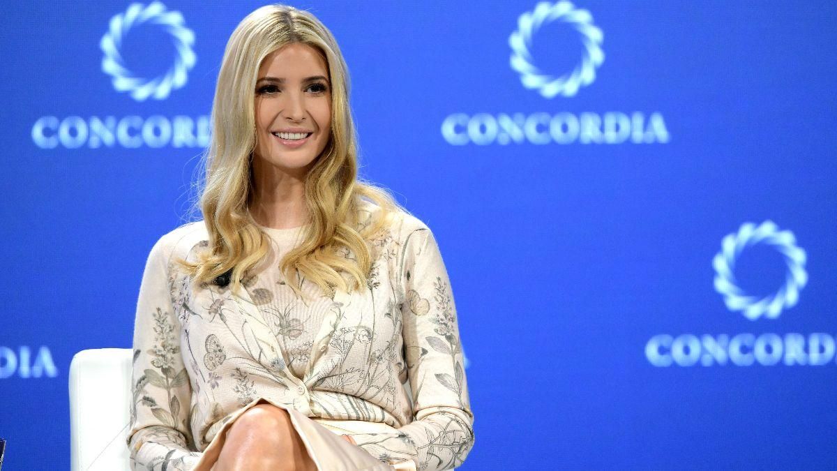 В платье с цветочным принтом: Иванка Трамп продемонстрировала безупречный летний образ – фото В платье с цветочным принтом: Иванка Трамп продемонстрировала безупречный летний образ – фото