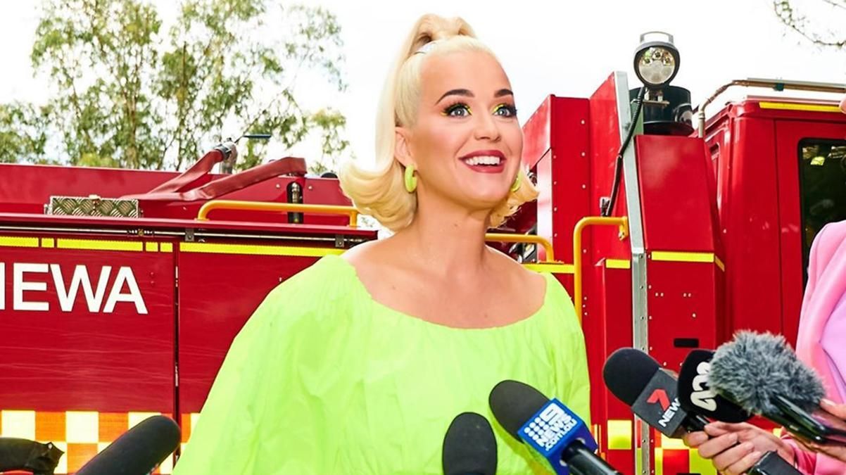 Вагітна Кеті Перрі приміряла сукню від українського бренду: яскравий образ Вагітна Кеті Перрі приміряла сукню від українського бренду: яскравий образ