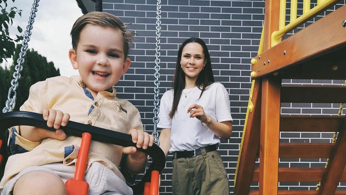 У розкішній мінісукні: Юлія Саніна показала, як тривають зйомки з сином – фото У розкішній мінісукні: Юлія Саніна показала, як тривають зйомки з сином – фото