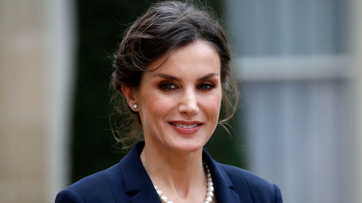 У смарагдовій сукні з декольте: королева Летиція зачарувала публіку новим образом – фото У смарагдовій сукні з декольте: королева Летиція зачарувала публіку новим образом – фото