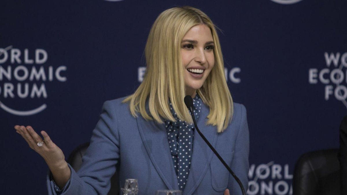 В красном костюме: Иванка Трамп покорила стильным образом – фото В красном костюме: Иванка Трамп покорила стильным образом – фото