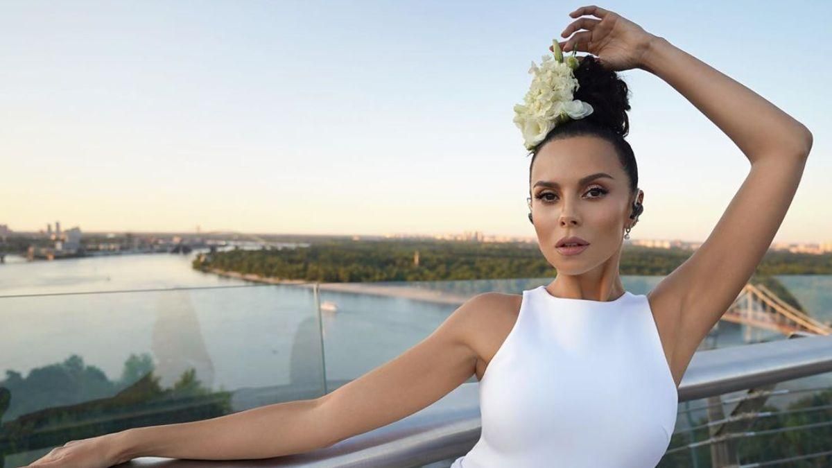 В бежевом топе и шортах: Настя Каменских похвасталась летним образом в Турции – фото В бежевом топе и шортах: Настя Каменских похвасталась летним образом в Турции – фото