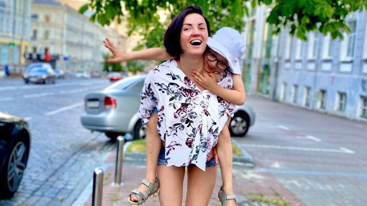 В леопардовом бикини: Оля Цибульская взбудоражила сеть редким фото с мужем и сыном В леопардовом бикини: Оля Цибульская взбудоражила сеть редким фото с мужем и сыном