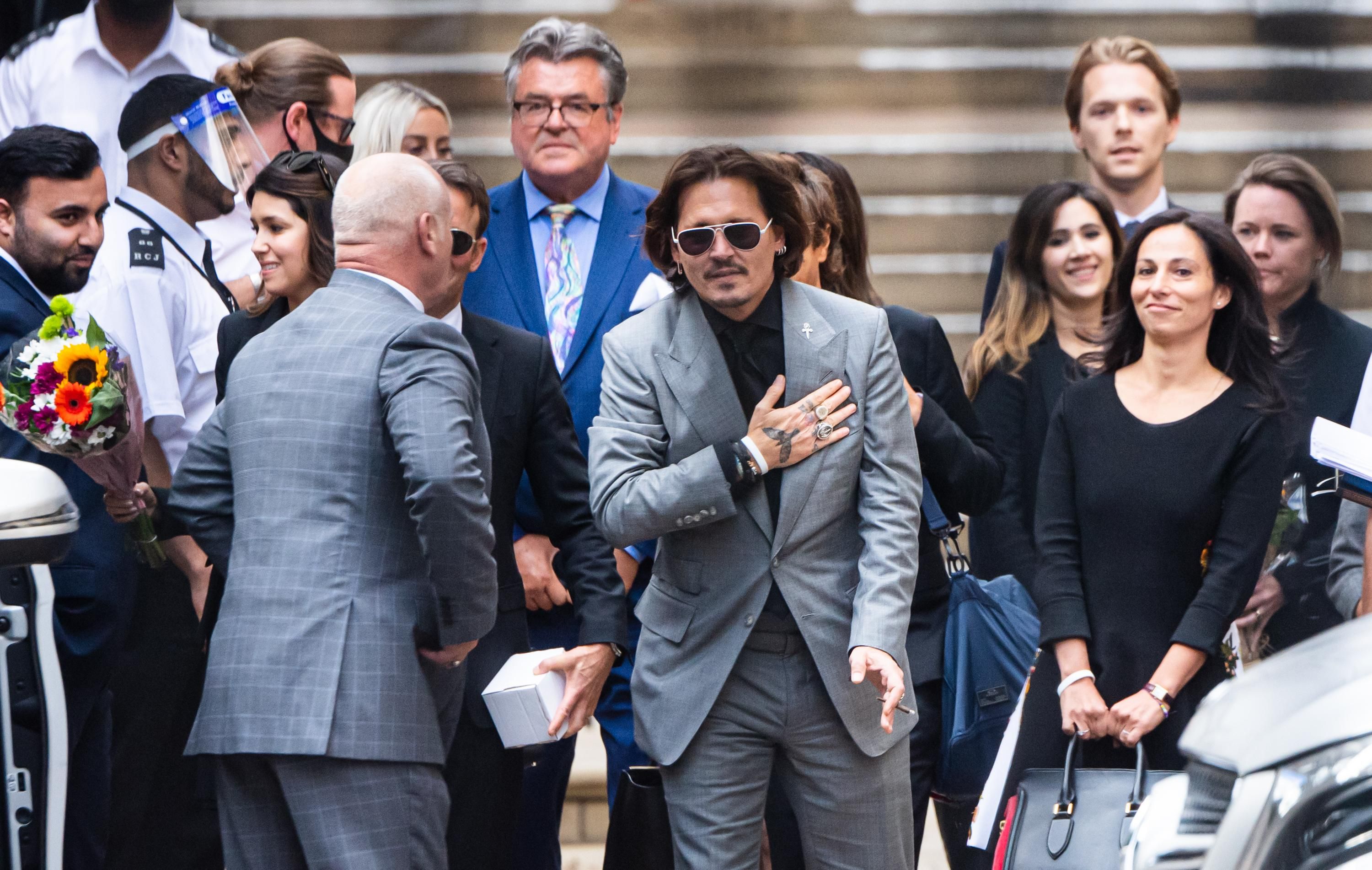 Подарки для фанатов и ужин в ресторане: как Джонни Депп и Эмбер Херд празднуют конец суда Подарки для фанатов и ужин в ресторане: как Джонни Депп и Эмбер Херд празднуют конец суда