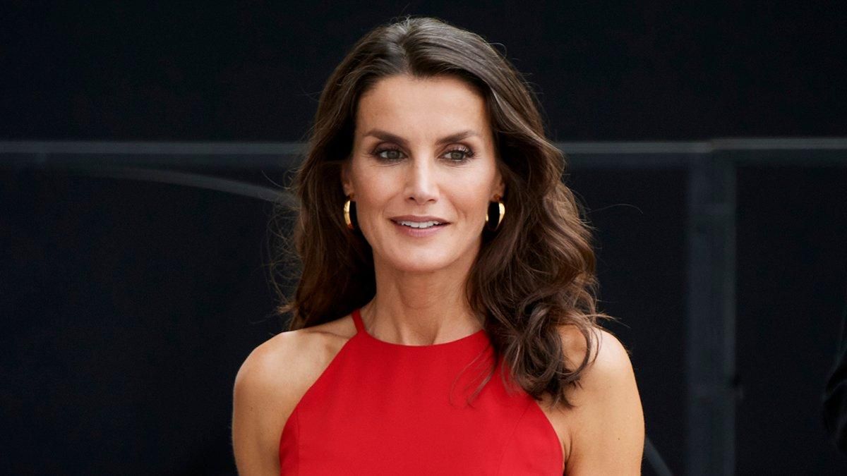 В цветочном комбинезоне: королева Летиция покорила стильным выходом – фото В цветочном комбинезоне: королева Летиция покорила стильным выходом – фото