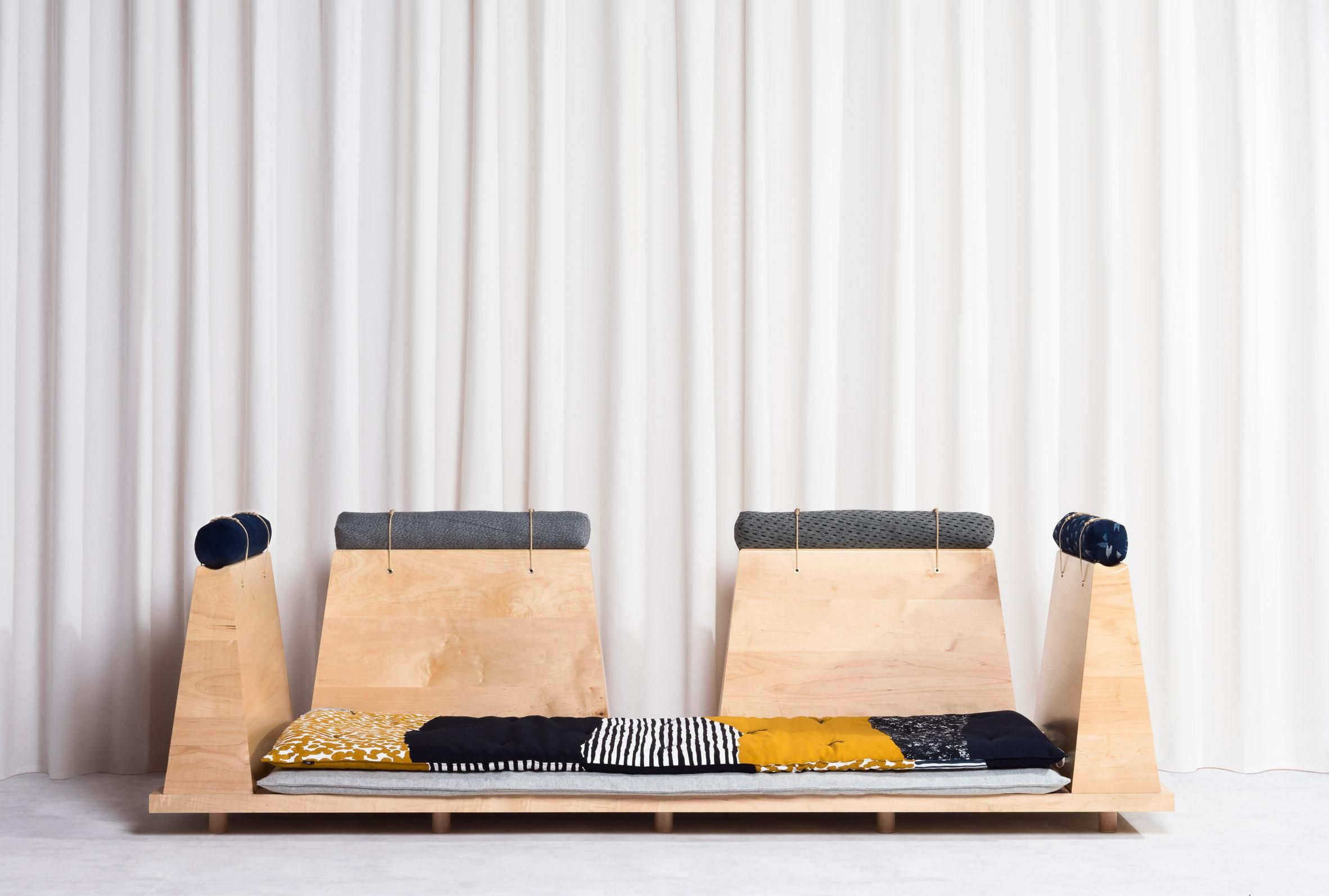 Багатофункціональні меблі: у США створили диван, який перетворюється на татамі – фото
