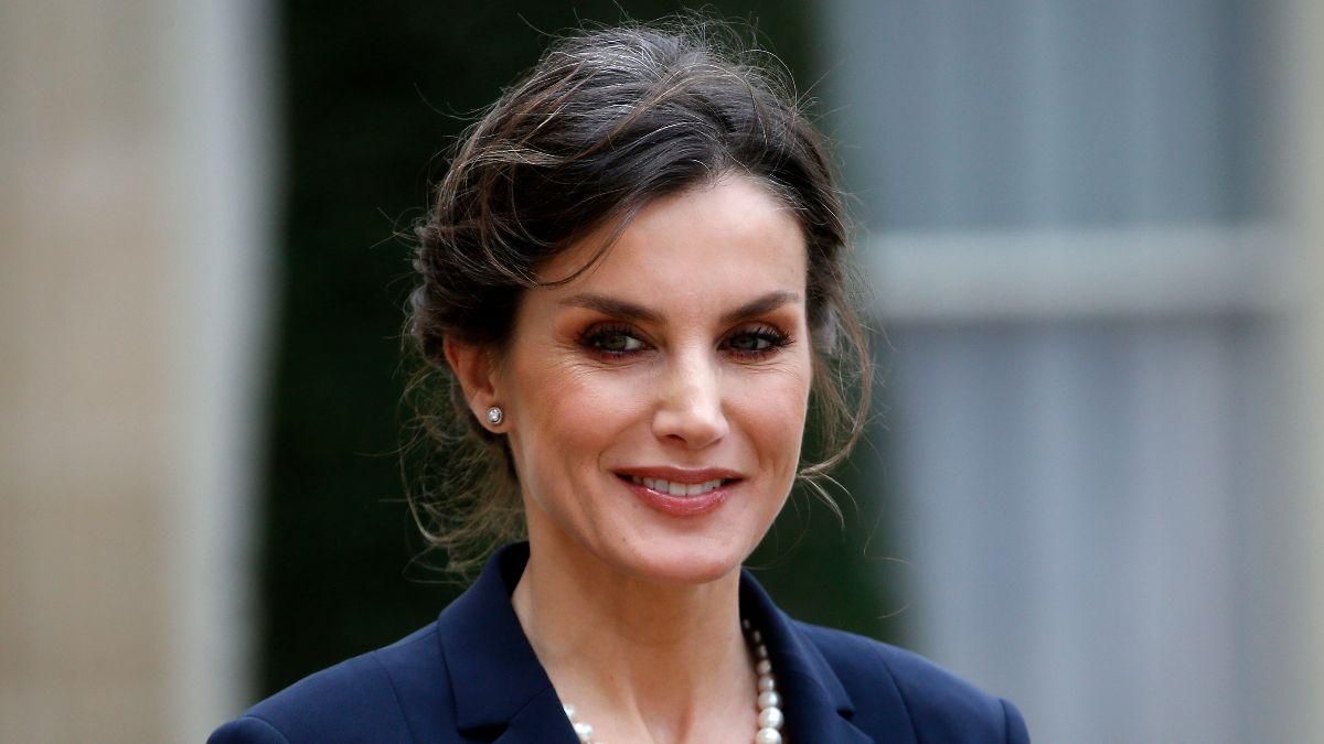 У чорній сукні: королева Летиція продемонструвала елегантний образ – фото У чорній сукні: королева Летиція продемонструвала елегантний образ – фото