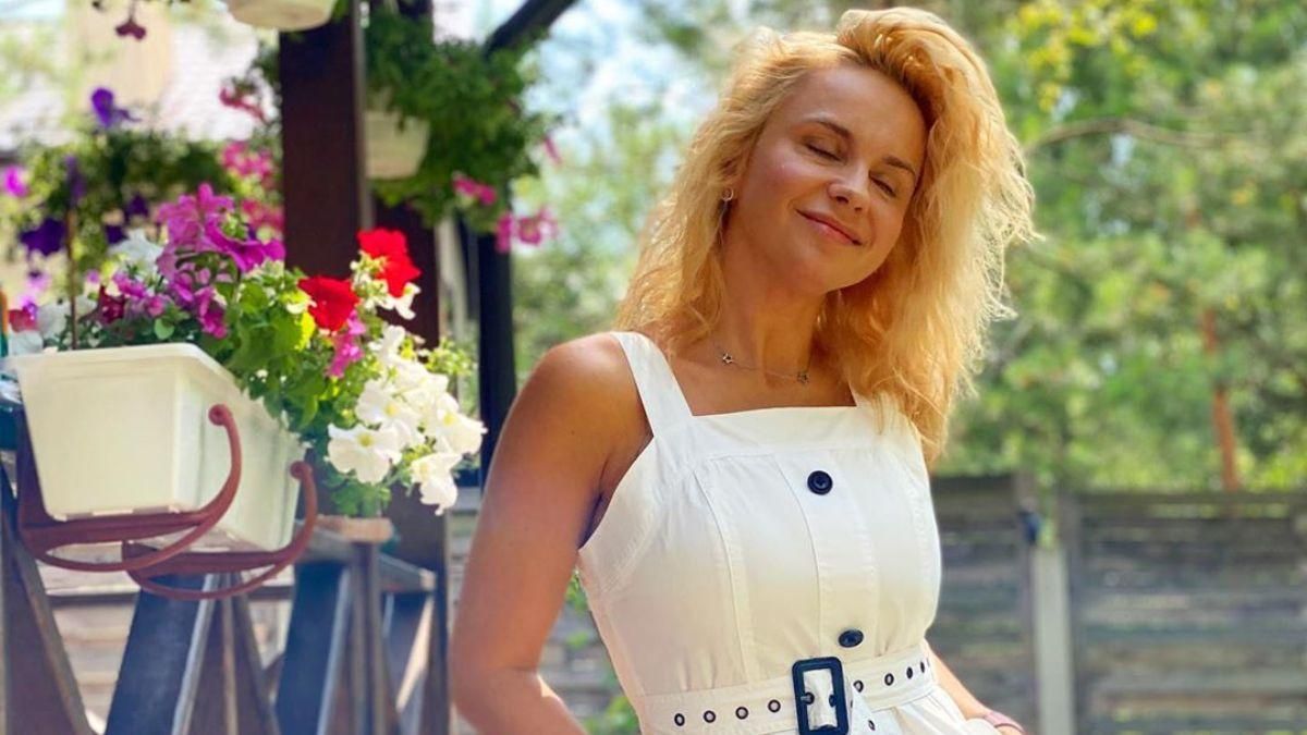 У білій сукні та босоніжках: Лілія Ребрик похизувалася бездоганним образом – яскраве фото У білій сукні та босоніжках: Лілія Ребрик похизувалася бездоганним образом – яскраве фото