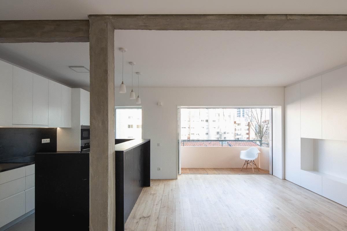 Черная кухня и белые стены: стильный интерьер большой квартиры в Португалии – фото