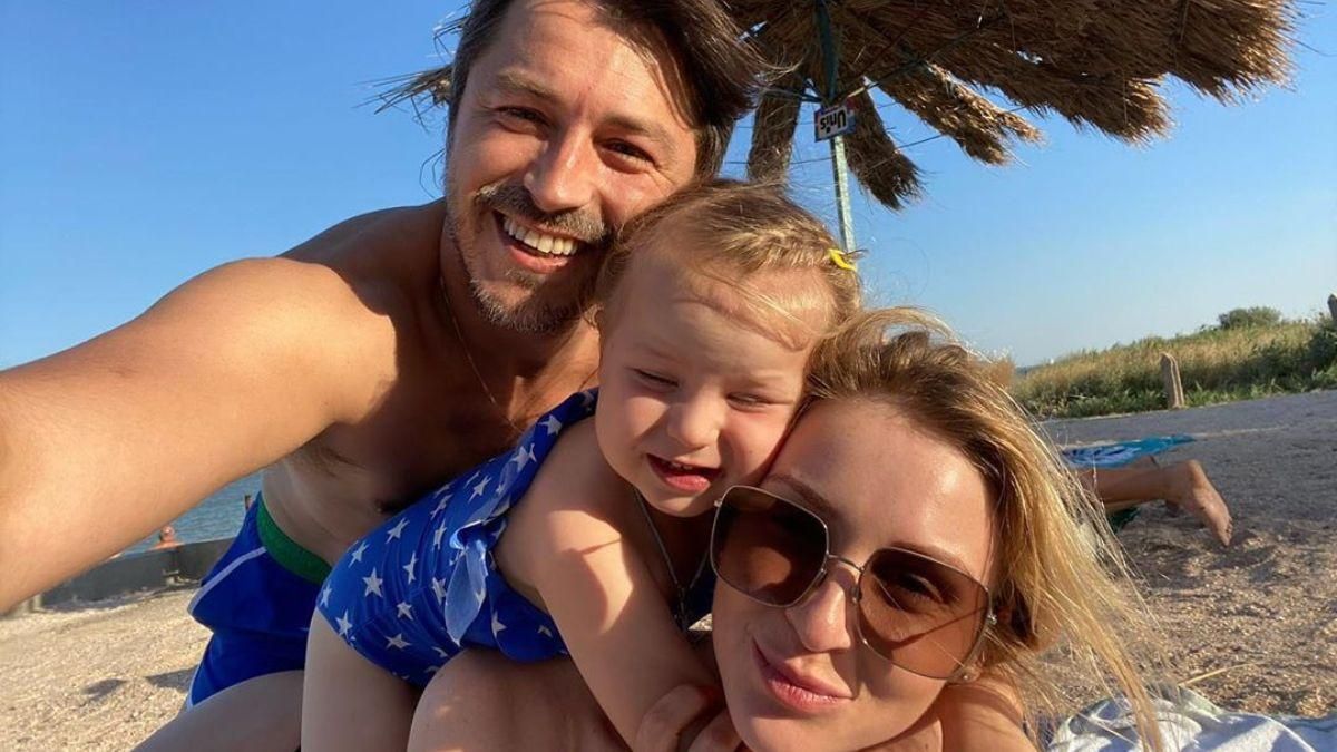 Сергей Притула показал, как его маленькая дочь кормит зебру: милое видео Сергей Притула показал, как его маленькая дочь кормит зебру: милое видео