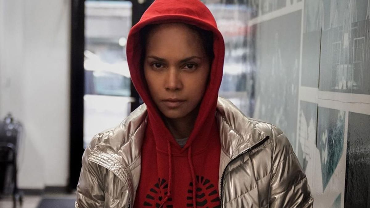 С синяками и дредами: Хэлли Берри взволновала первым кадром новой драмы С синяками и дредами: Хэлли Берри взволновала первым кадром новой драмы