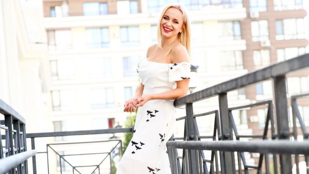 У білій сукні з чорним горошком: Лілія Ребрик зачарувала мережу літнім образом – фото У білій сукні з чорним горошком: Лілія Ребрик зачарувала мережу літнім образом – фото