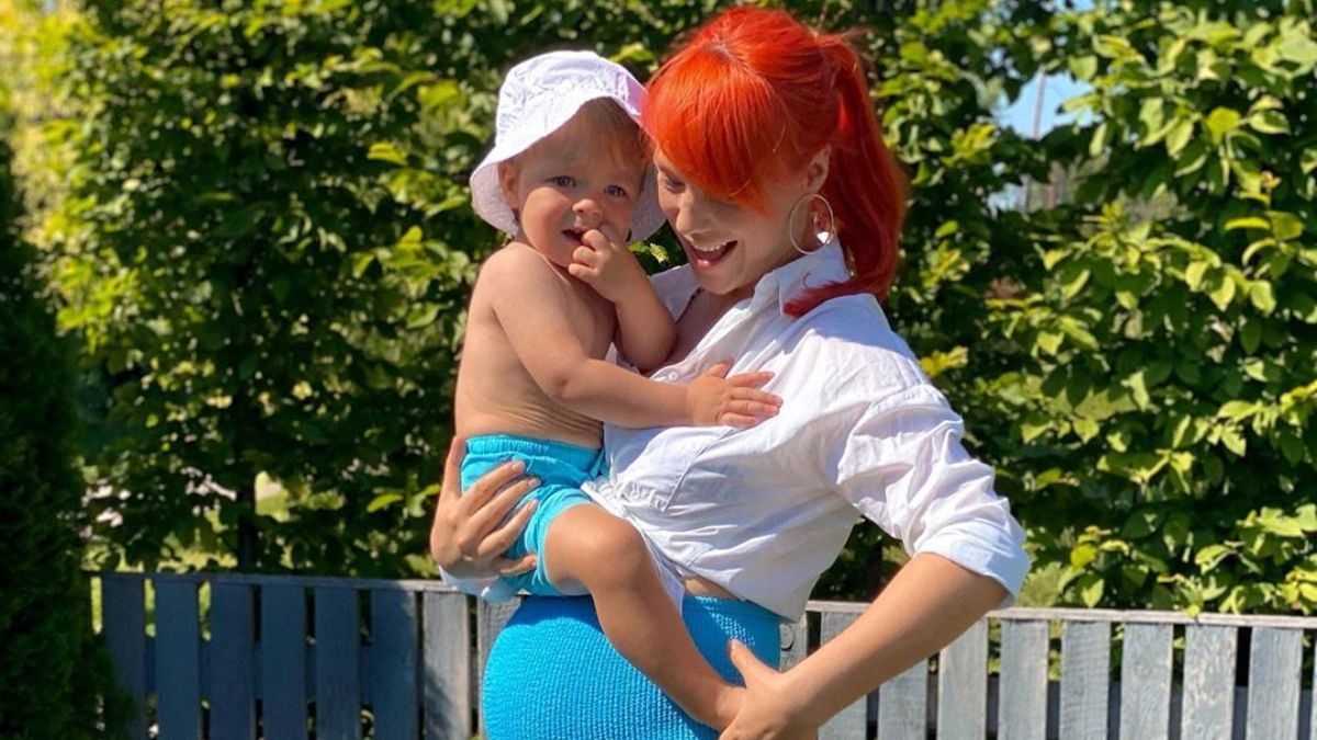 Вагітна Світлана Тарабарова в купальнику позувала із сином в басейні: яскраві сімейні фото 