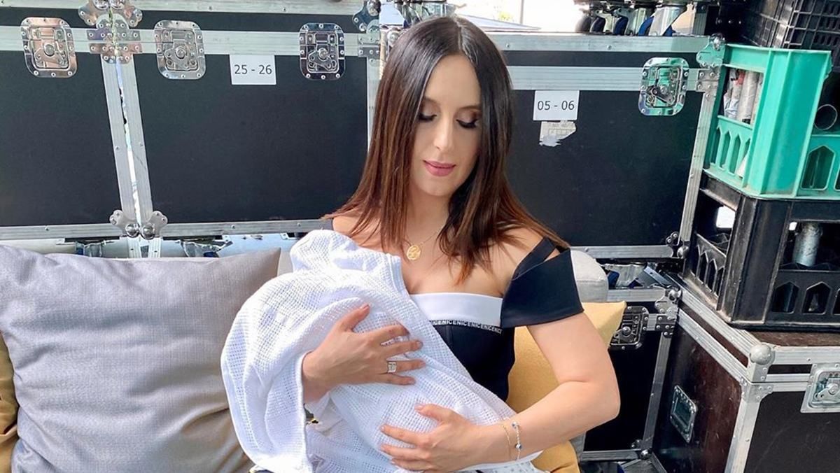 Джамала в купальнике позировала с новорожденным сыном в море: милое фото Джамала в купальнике позировала с новорожденным сыном в море: милое фото