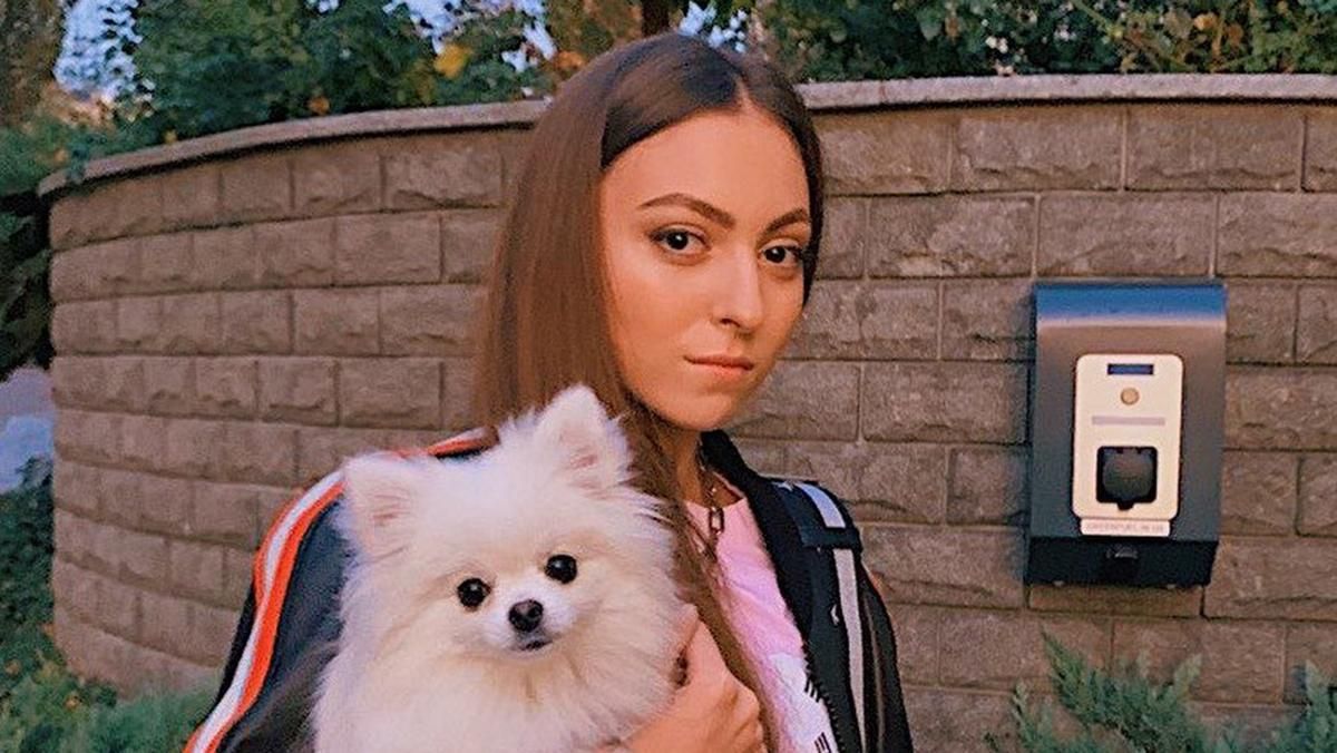 15-летняя дочь Поляковой с гипсом на ноге показала лицо бойфренда: фото