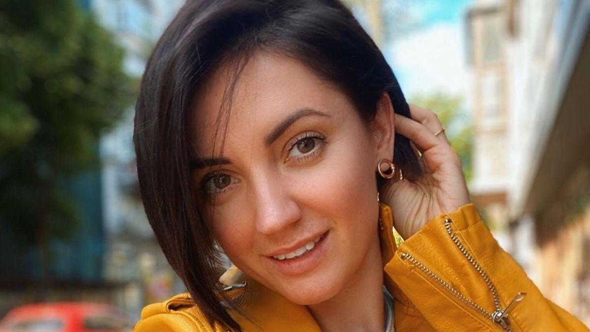 У червоних штанах та футболці: Оля Цибульська позувала посеред поля – фото У червоних штанах та футболці: Оля Цибульська позувала посеред поля – фото