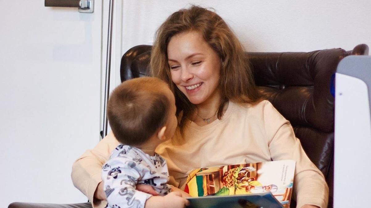 Олена Шоптенко в купальнику поділилась милими кадрами з сином: де відпочиває сім'я