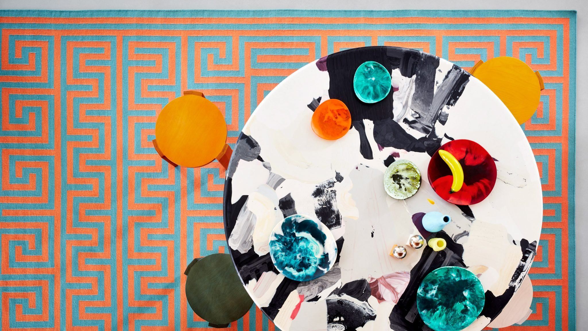 Суміш кольорів та середземноморський стиль: у Лондоні представили колекцію килимів – фото Суміш кольорів та середземноморський стиль: у Лондоні представили колекцію килимів – фото