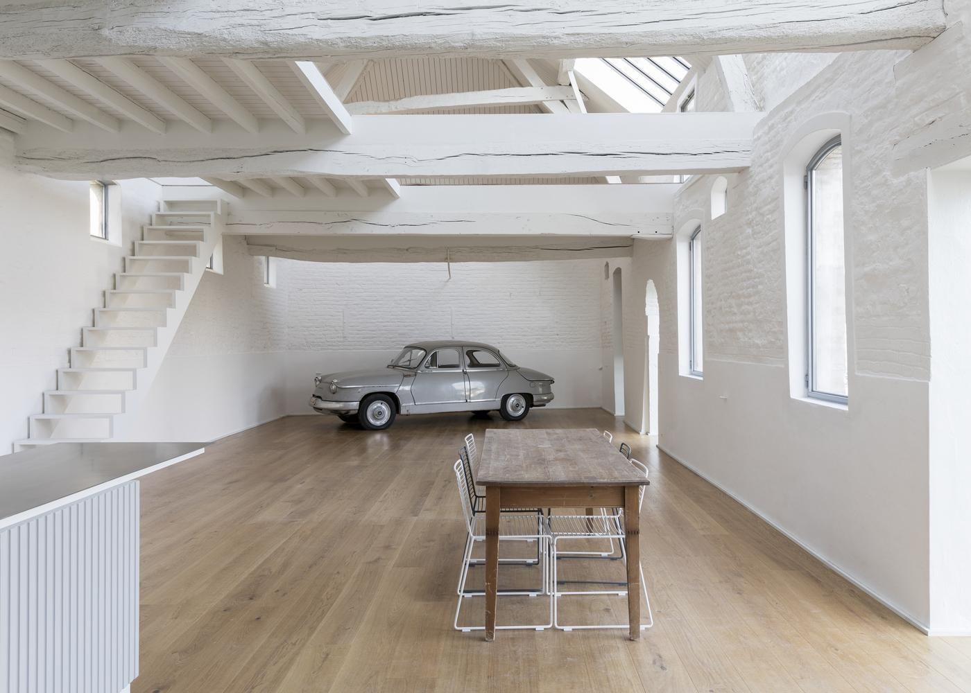 Авто в їдальні: в Бельгії перетворили конюшню на житловий будинок – красиві фото Авто в їдальні: в Бельгії перетворили конюшню на житловий будинок – красиві фото